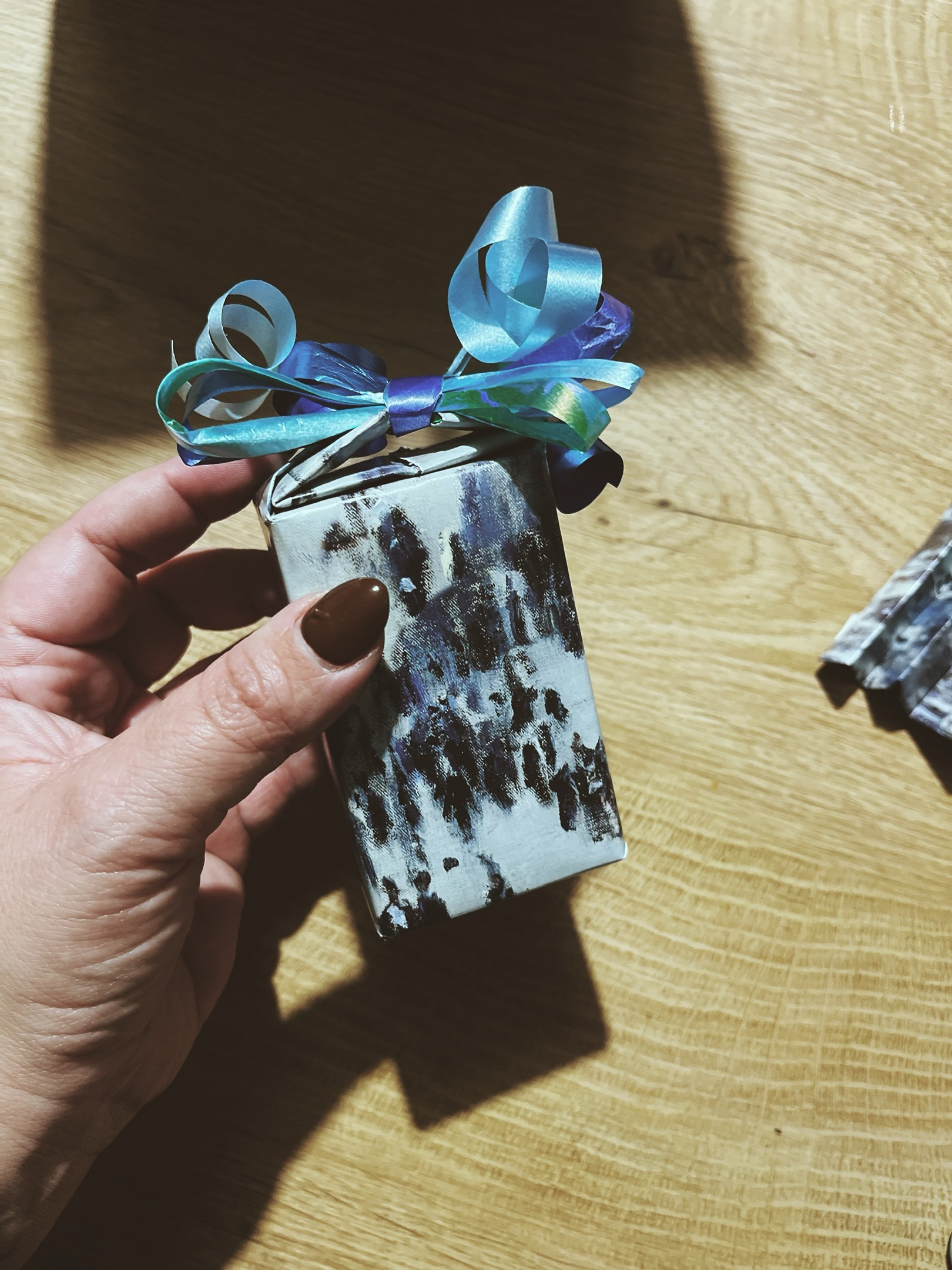 Balení krabičky – obalení stužky